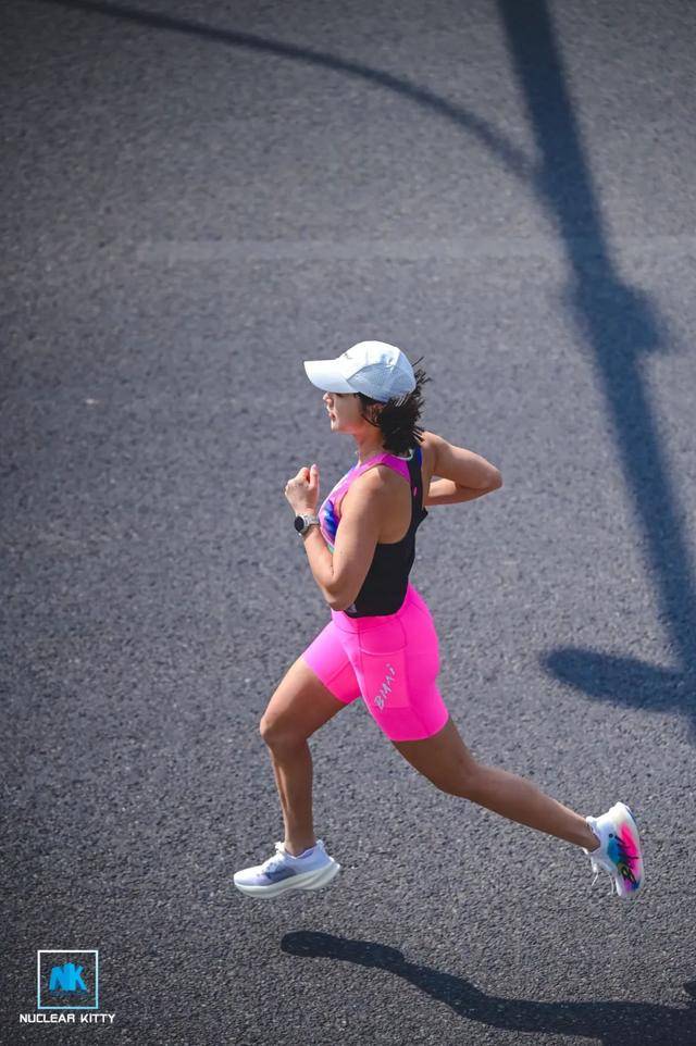 关于体育赛场五光十色：女队选手奋力拼搏逐光彩的信息