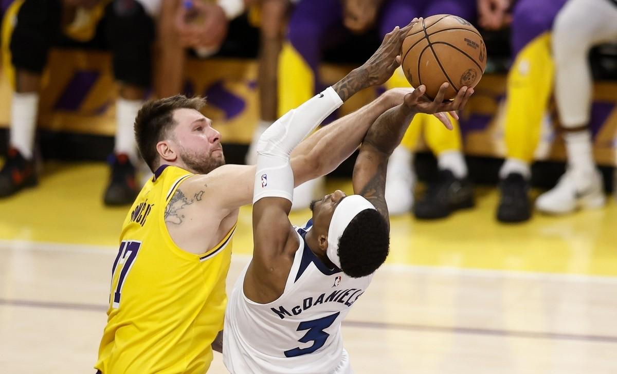 东契奇险胜威金斯，魔术关键表现点燃全场！